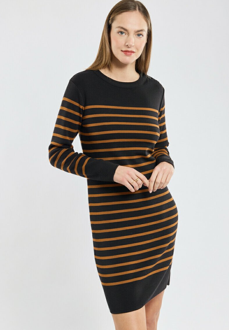 Robe en tricot à manches longues, avec des rayures horizontales noires et oranges. Encolure ronde et détail d'entoilage sur le côté, texture douce.