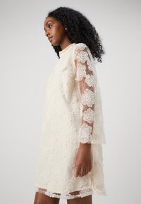YAS Petite YASCORNELIA DRESS - Koktailové šaty/večierkové šaty - gardenia
