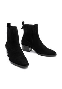 Czarne zamszowe botki za kostkę z wydłużonymi noskami, żebrowanymi bocznymi panelami i małymi pętelkami do zakupu. Posiadają skromny obcas w kształcie bloku oraz gładkie gumowe podeszwy.