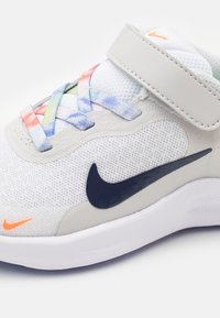 Nike Performance Zapatillas running asfalto - white