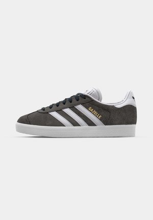 adidas Originals GAZELLE UNISEX - Trainers - dgsogr/white/goldmt