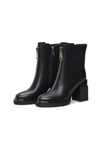 Botine negre din piele cu fermoare duble argintii, toc pătrat și detaliu de decupaj la vârful frontal. Textură netedă și design elegant.