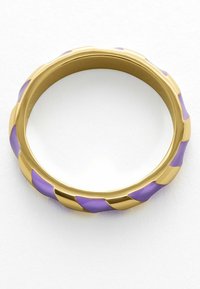 Guldband ring med skiftende lavendel- og blanke sektioner, med et struktureret zigzag-design langs den ydre overflade.