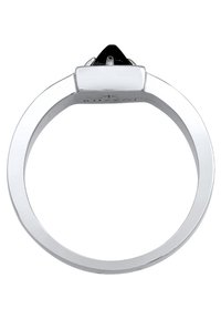 Anello d'argento con una fascia liscia e una parte superiore in pietra dura nera sfaccettata. Presenta un design minimalista e una finitura lucida.