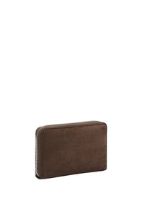 Brązowy zamszowy portfel z zamkiem błyskawicznym, o prostokątnym kształcie, gładkiej fakturze i czystym designie, z srebrnymi okuciami przy zamku.
