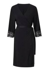 Robe noire cintrée en tissu lisse, avec un décolleté en V, des manches trois-quarts et un bord en dentelle aux extrémités des manches. Ceinturée à la taille.