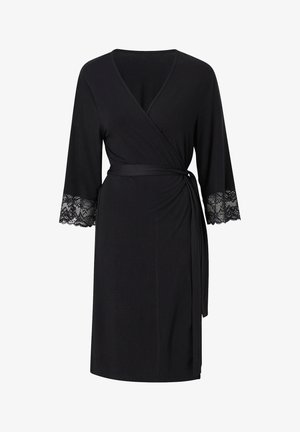 Vestito avvolgente nero realizzato in un tessuto liscio, con scollatura a V, maniche a tre quarti e bordo in pizzo sui lati delle maniche. Legato in vita.