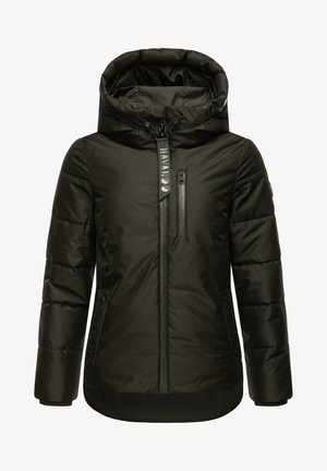 Melnā pūkainā jakas ar rāvējslēdzēju priekšā, augstu apkakli un pielāgojamu kapuci. Iekļauj sānu kabatas un quiltotu tekstūru izolācijai.