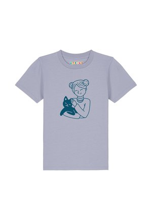 Hellviolettes T-Shirt mit einer einfachen blauen Linienzeichnung eines Mädchens mit Dutts, das vorne eine zufriedene schwarze Katze umarmt.