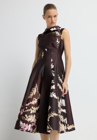 Ärmeloses A-Linien-Kleid aus dunkelburgunderfarbener Satinware mit wei�ßen und rosa Blumenmustern, strukturiertem Kragen und knielangem Saum.