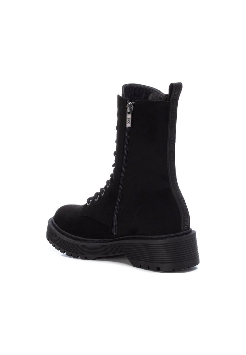 Czarne zamszowe botki za kostkę z okrągłym noskiem, sznurowanym przodem, suwakiem po boku oraz gumową podeszwą z wyraźnym bieżnikiem dla lepszej przyczepności.