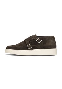 Brauner Wildlederschuh mit doppeltem Riemenverschluss und weißer Gummisohle. Er hat eine abgerundete Zehenpartie und eine gestickte Verzierung entlang der Kante.