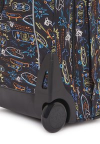 Zaino con ruote in tessuto nero, caratterizzato da modelli di skateboard colorati e fiamme, una base robusta e ruote nere per la mobilità.