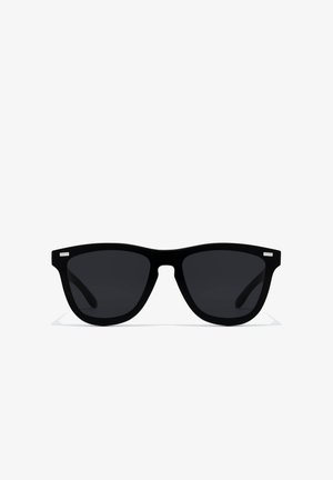 Crne pravokutne sunčane naočale s tamnim lećama, s debelim plastičnim okvirom i malim metalnim detaljima na sljepoočnicama.