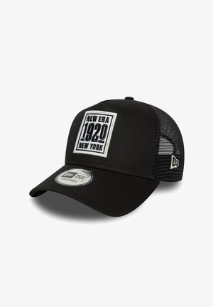 Schwarze Kappe mit strukturiertem Vorderteil, Mesh-Rückseite und verstellbarem Riemen. Mit einem weißen Patch, der "NEW ERA 1920 NEW YORK" zeigt.