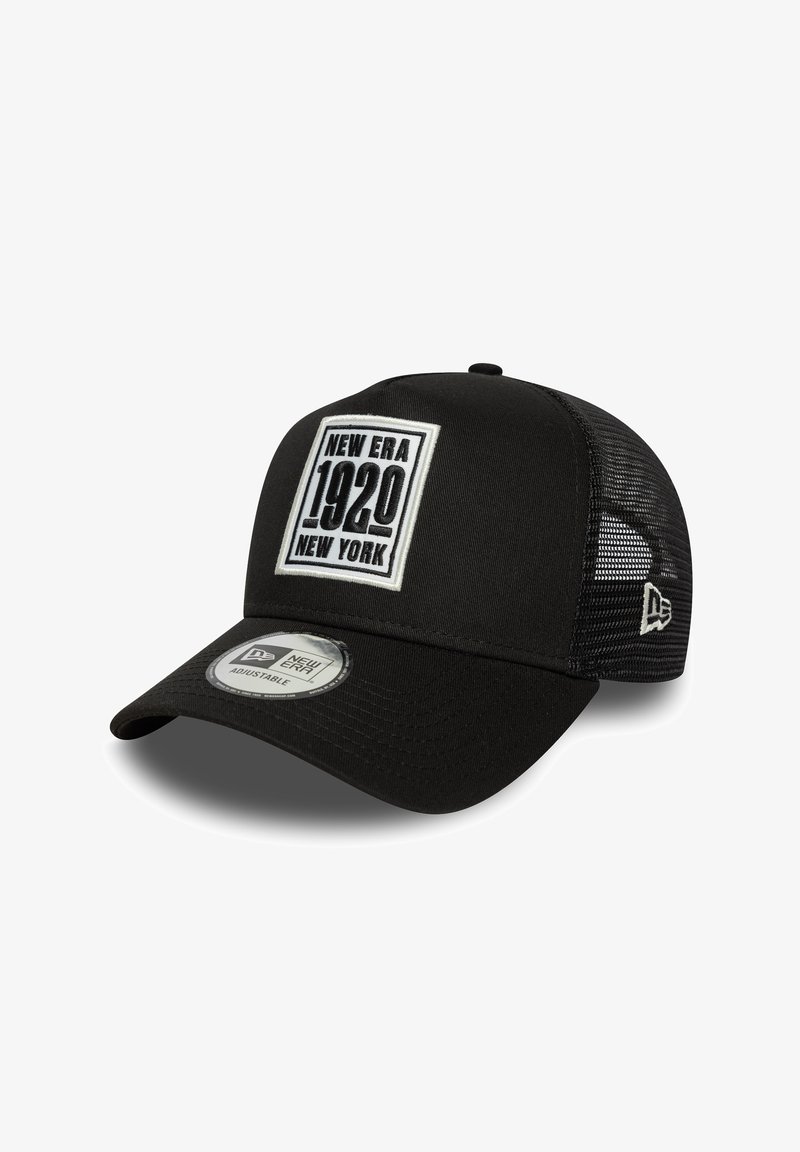 Schwarze Kappe mit strukturiertem Vorderteil, Mesh-Rückseite und verstellbarem Riemen. Mit einem weißen Patch, der "NEW ERA 1920 NEW YORK" zeigt.