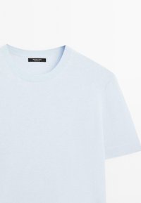 Maglione azzurro chiaro a maniche corte con scollatura rotonda e etichetta che recita "Massimo Dutti". Il tessuto sembra morbido e leggero.