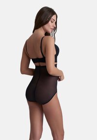 Body neri realizzato in materiale trasparente, con spalline regolabili e chiusura ad occhiello, che offre un design aderente.