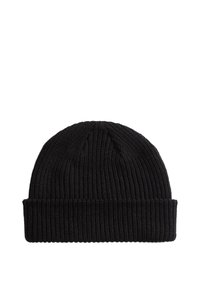 Bonnet en tricot noir avec une texture côtelée, un revers replié et un dessus lisse et sans couture, conçu pour la chaleur et le confort.