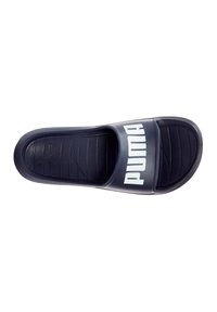 Sandal en slide Puma de couleur bleu marine avec un logo blanc. Tige synthétique lisse, semelle intérieure texturée et design à bout ouvert pour un confort optimal.