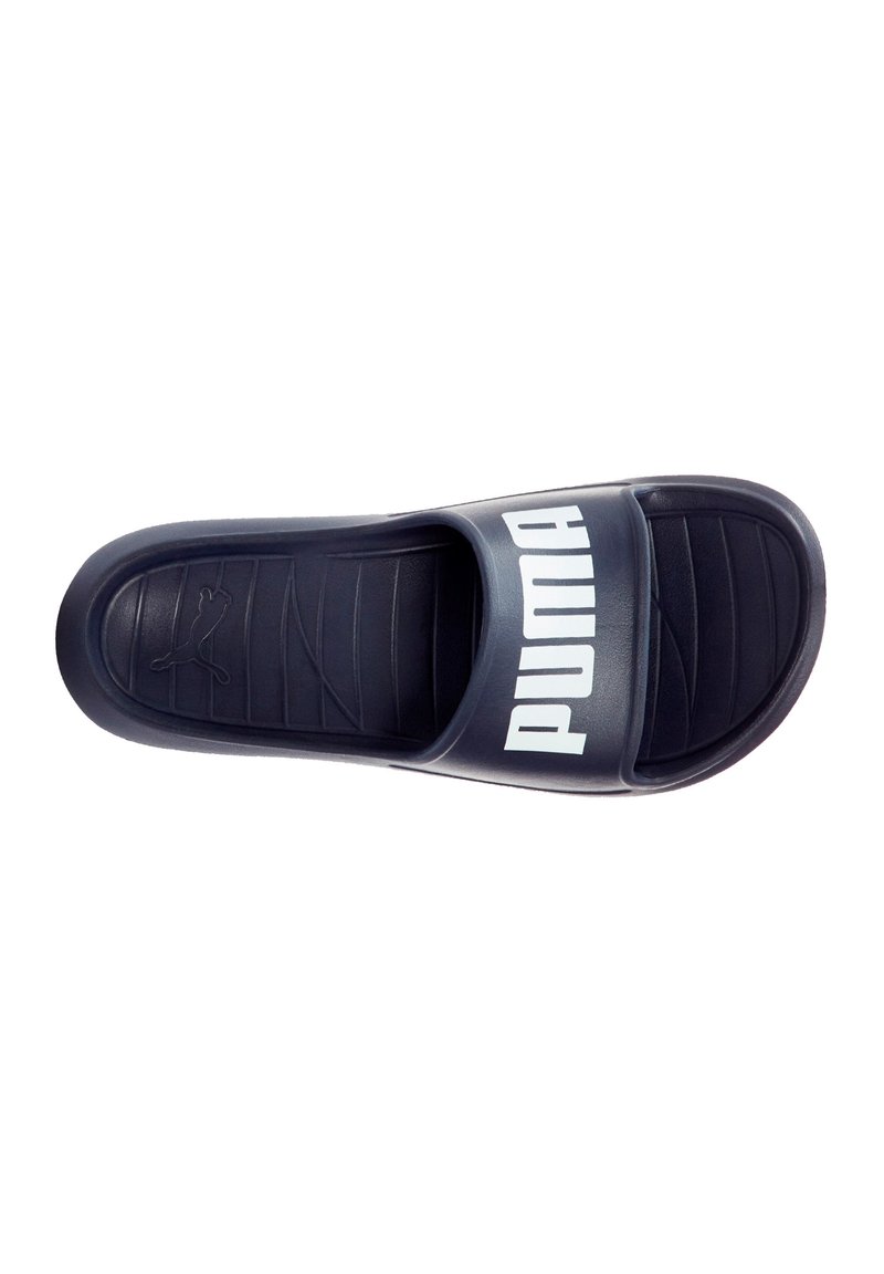 Sandal en slide Puma de couleur bleu marine avec un logo blanc. Tige synthétique lisse, semelle intérieure texturée et design à bout ouvert pour un confort optimal.