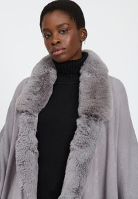 INFLUENCER BORDER - Mantella - grey