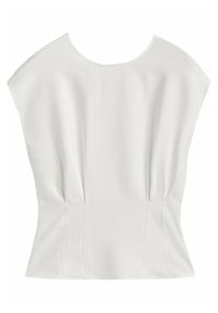 Blouse blanche à manches courtes avec un col rond, en tissu doux et avec des plis subtils sur les côtés pour une coupe structurée.
