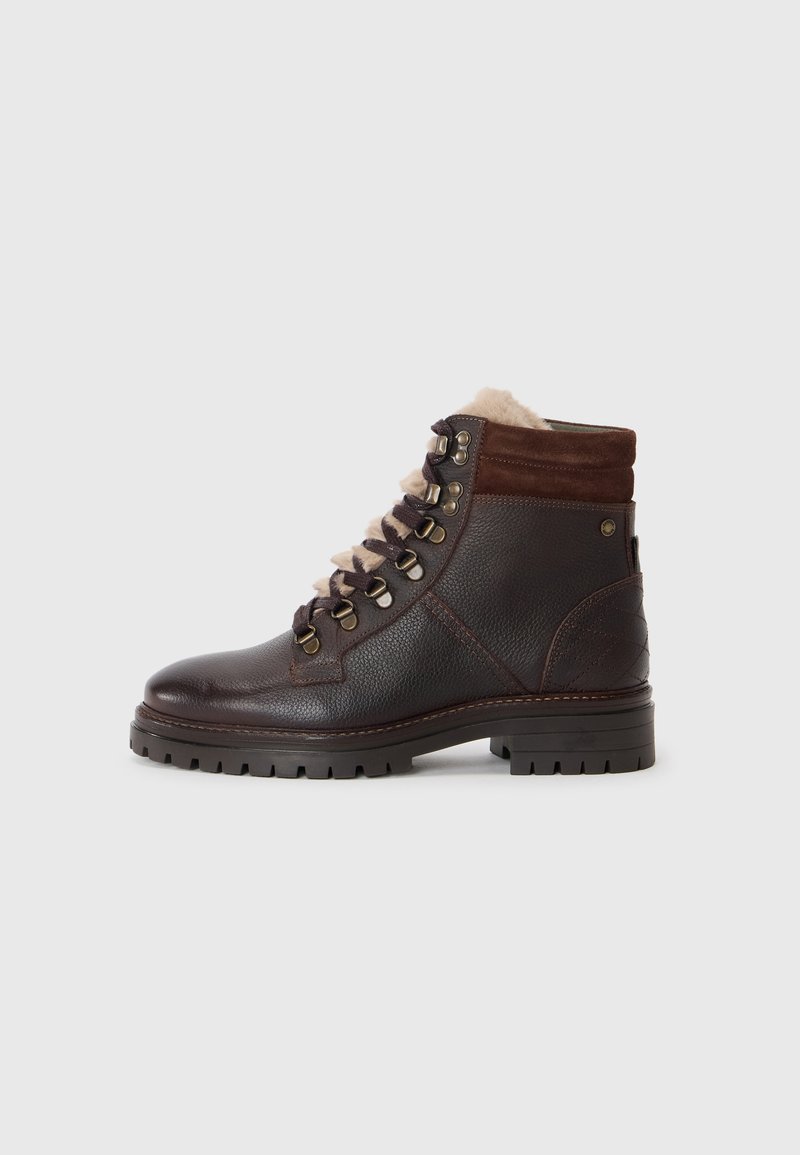 Bruine leren enkelboots met een gestructureerde afwerking, voorzien van een nepbont kraag, metalen hardware en een robuuste zool; veterontwerp.