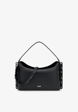 Sac d'épaule en cuir noir avec bandoulière réglable, clous argentés sur les côtés et petit logo "TOUS" à l'avant.
