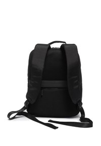 Zaino nero con una superficie in rete testurizzata, spallacci imbottiti e un design elegante. Presenta una tasca frontale con zip e un dettaglio del logo.