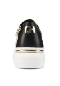 Sneaker nera in pelle con accenti dorati, tomaia testurizzata e suola bianca. Presenta un logo prominente sul retro e un elegante dettaglio con zip.