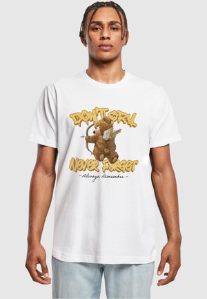 Hvid bomulds t-shirt med et grafisk motiv af en brun bjørn med vinger, der holder en blyant. Teksten lyder "GRÆD IKKE! GLEM ALDRIG - Husk altid."