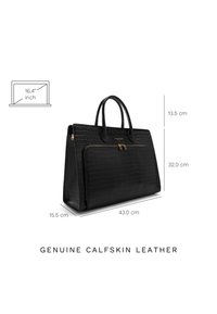 Sac en cuir de veau noir avec une surface texturée, quincaillerie dorée et une poche zippée à l'avant. Dimensions : 43 x 32 x 15,5 cm.