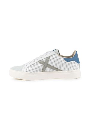 Sneakers bianchi perforati con accenti grigi e blu, punta arrotondata, suola piatta bianca e dettagli in suede testurizzato sulla punta e sul tallone.