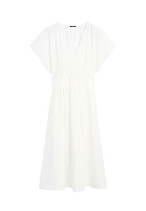 Biała sukienka midi z krótkimi rękawami, dekoltem w serek i talią ze sznurkiem, przedstawiona na jednolitym białym tle.