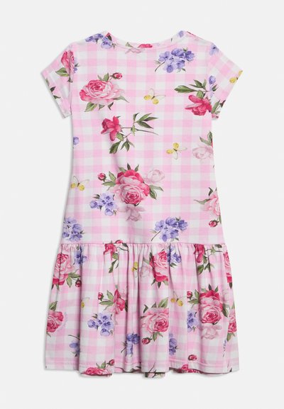 Μικρό ροζ και λευκό φόρεμα με καρό μοτίβο και κοντά μανίκια, με εκτύπωση κόκκινων και μωβ λουλουδιών και μικρών κίτρινων πεταλούδων, με βολάν στο τελείωμα της φούστας.