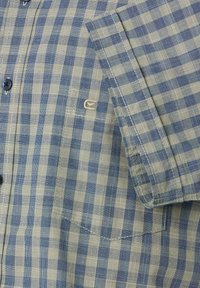 Kariertes Kurzarmhemd mit blau-beigefarbenem Muster, einer Brusttasche und einem kleinen Logo in der Nähe der Tasche.