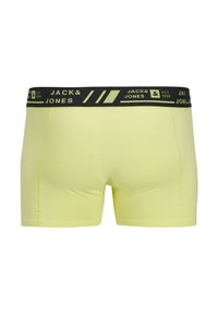 Gele boxershorts met een zwarte elastische tailleband met de merknaam "JACK & JONES" en geometrische accenten; gladde textuur en strakke pasvorm.