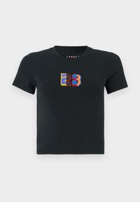 Μαύρο κοντό T-shirt με κοντά μανίκια, featuring πολύχρωμο ραμμένο νούμερο "23" σε μπλε, κόκκινο, κίτρινο και μαύρο στη μέση του στήθους.