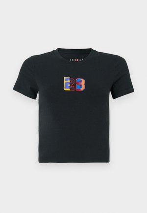 Μαύρο κοντό T-shirt με κοντά μανίκια, featuring πολύχρωμο ραμμένο νούμερο "23" σε μπλε, κόκκινο, κίτρινο και μαύρο στη μέση του στήθους.