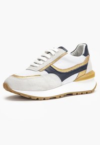 Baskets en maille blanche et en daim avec des accents bleu marine et or, bout arrondi, semelle rembourrée et semelle extérieure en caoutchouc texturé.