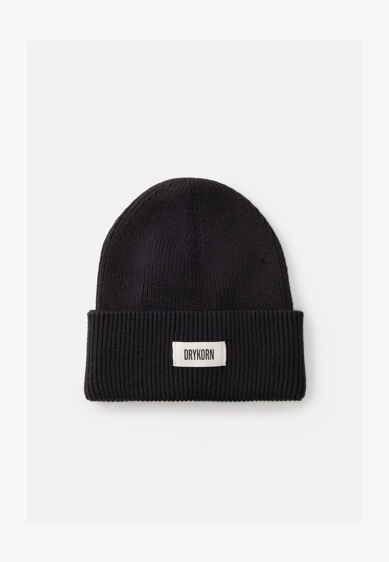 Gorro de punto negro con textura acanalada y un dobladillo doblado. Etiqueta de tela blanca con "DRYKORN" cosida en la parte delantera.
