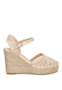 Sandalia cuña de esparto trenzado beige con tira al tobillo y punta abierta. Presenta yute trenzado y un acento de tela a cuadros.