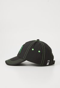 Zwarte pet met neon groene accenten, voorzien van een textiele stof, een gebogen klep, groene stiksel, twee ventilatiegaten en een logo-tag.
