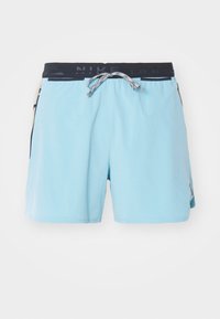 Pantalones cortos deportivos de color azul claro con una cinturilla elástica, cierre con cordón, bolsillos laterales y acentos en negro que contrastan en los lados.