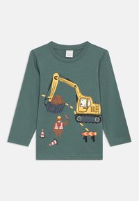Camiseta de algodón verde de manga larga con un gráfico de una excavadora amarilla, un oso con chaleco, conos de tráfico y señales de precaución en colores llamativos.