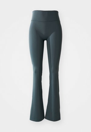 Leggings évasés en bleu sarcelle, fabriqués à partir d'un tissu lisse et extensible. Dotés d'une taille haute et d'un ourlet évasé pour une silhouette ajustée.