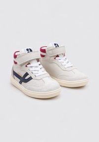 Zapatillas altas de ante gris claro con detalles en azul marino, cordones blancos y cierres de correa. Suela de goma texturizada. Forro interior en contraste.