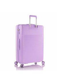 Lila Hartschalenkoffer mit strukturiertem Muster, ausziehbarem Griff und vier drehbaren Rollen für Mobilität. Verfügt über einen Reißverschluss.