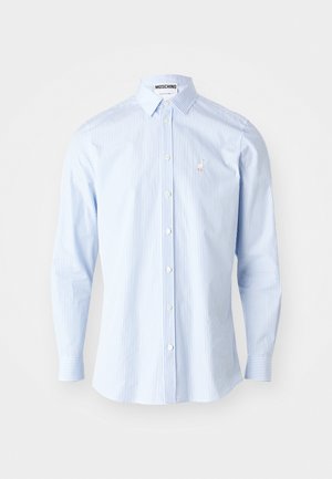 Kék és fehér csíkos, hosszú ujjú ing, amely anyagból készült, gombos gallérral és egy kis hímzett mintával a bal oldalon.